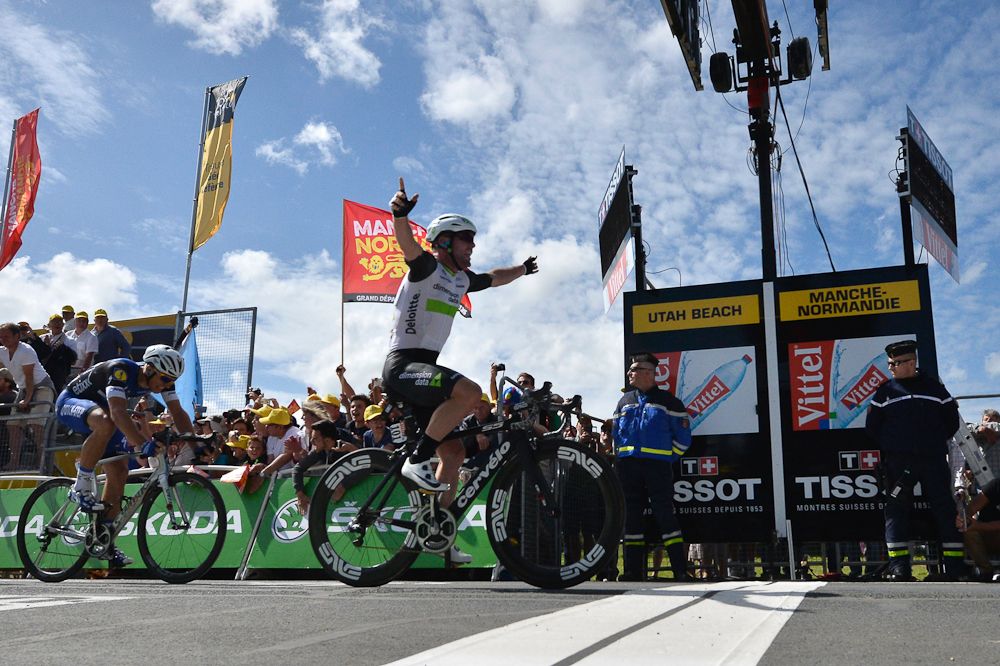 Mark Cavendish gets his 27th stage win on the opening day
