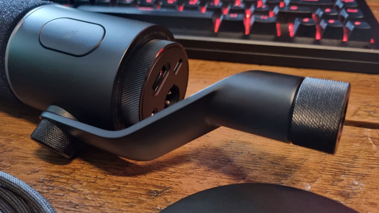 The off-centre stand of the Razer Seiren V3 Pro