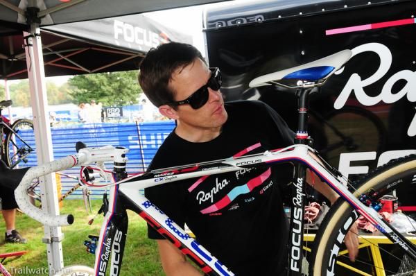 A team mechanic prepares Jeremy Powers's race bike