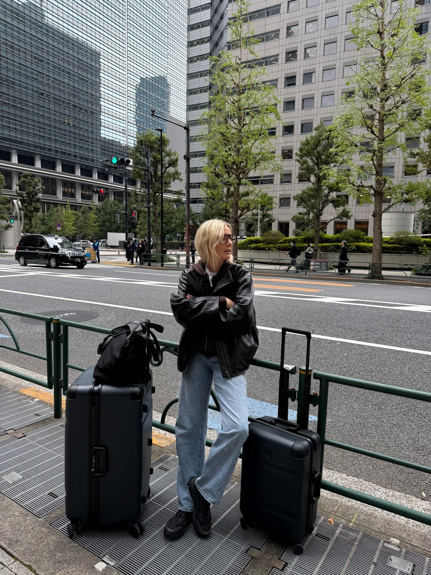 Woman wearing light wash jeans in the winter.