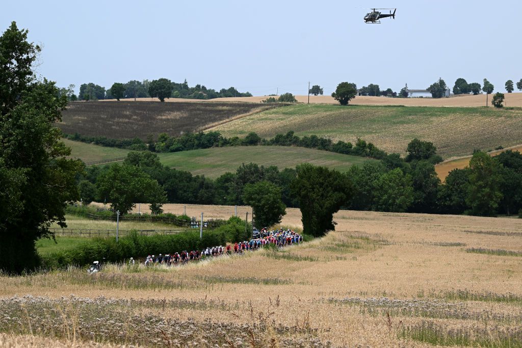 LISLE JOURDAIN FRANCE JUNE 16 A general view of the peloton competing during the 46th La Route dOccitanie La Depeche du Midi 2022 Stage 1 a 1744km stage from Smac to LIsle Jourdain RDO2022 on June 16 2022 in LIsle Jourdain France Photo by Dario BelingheriGetty Images