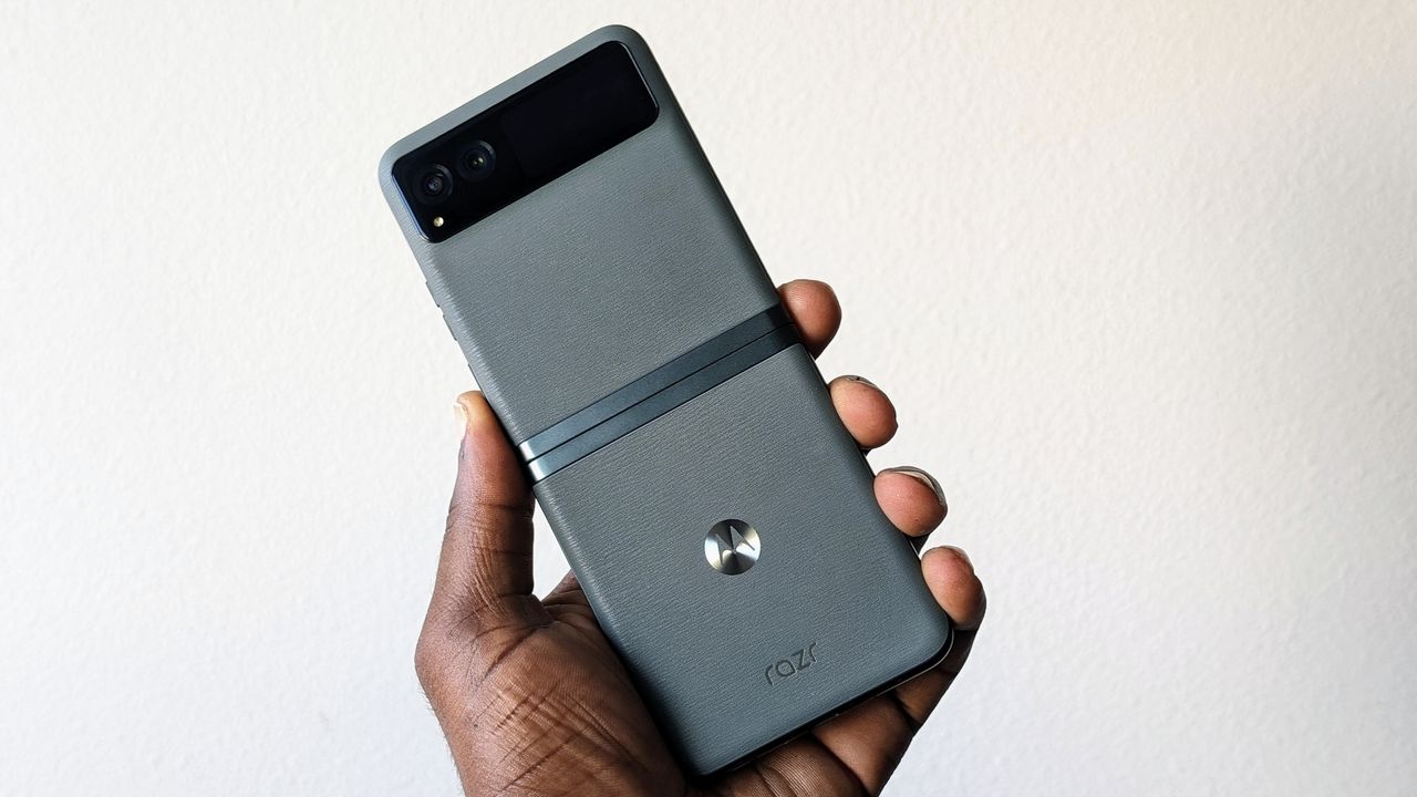 The Razr 2023 in hand