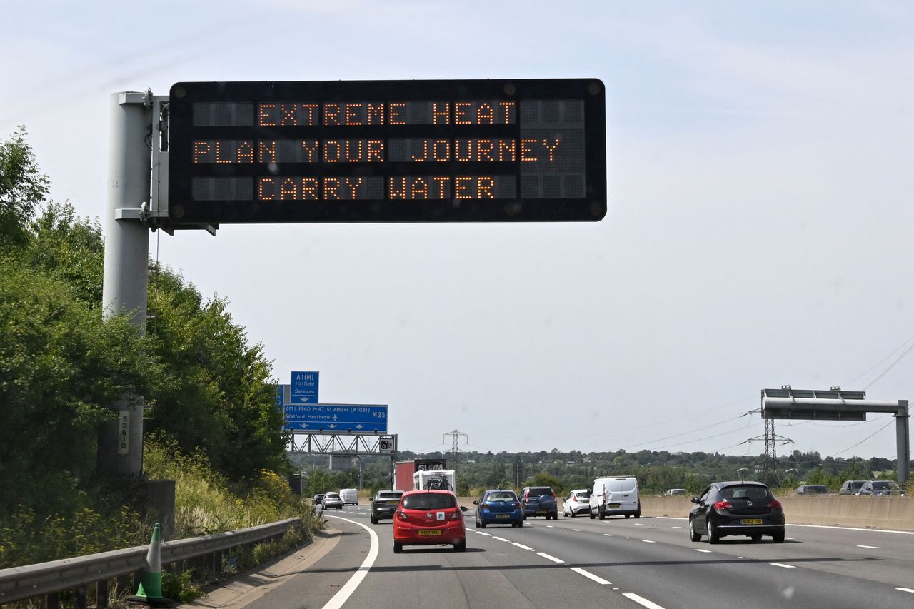 Road sign warning of extreme heat.