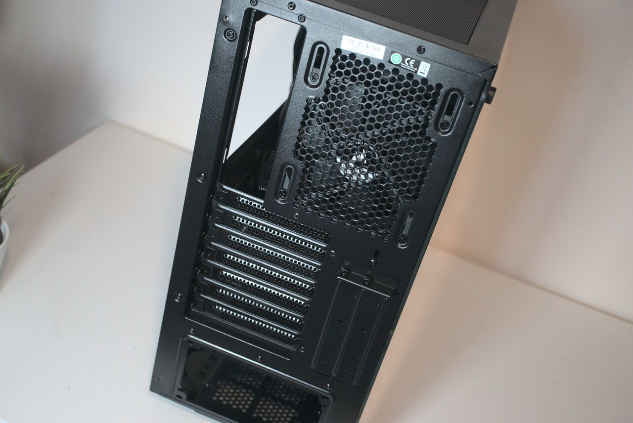 Corsair 275R Airflow