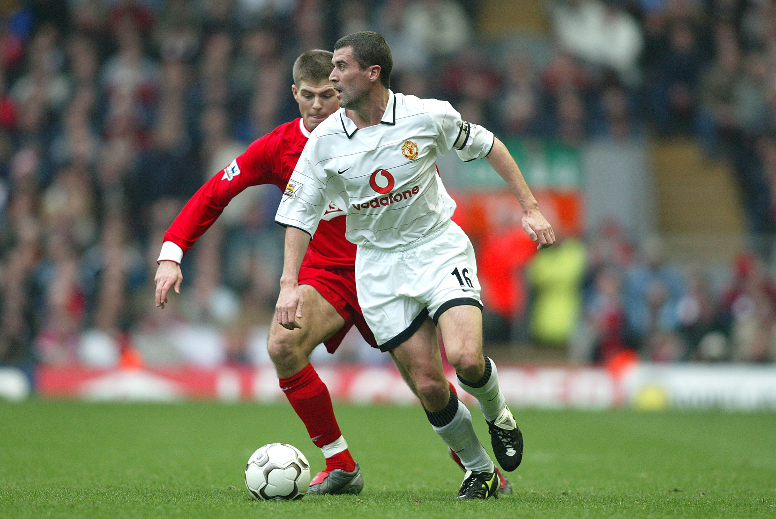 Roy Keane gets away from Steven Gerrard in 2003