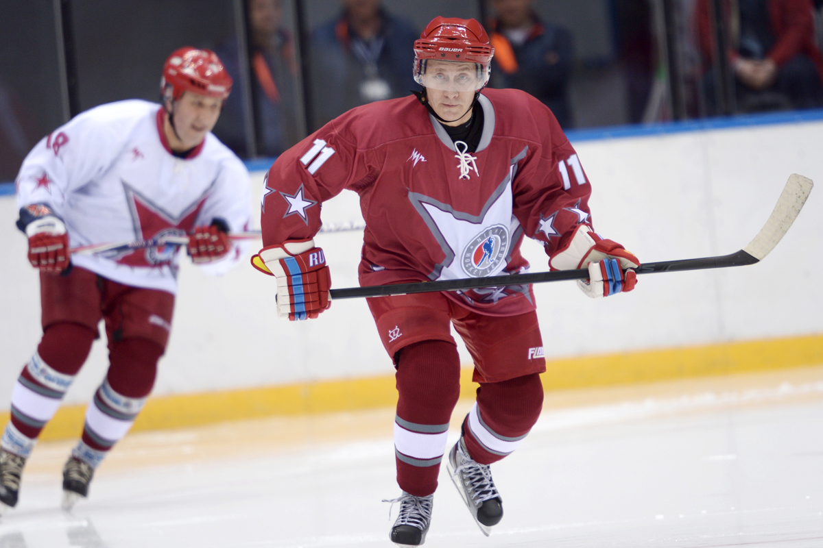 Russian President Vladimir Putin (R) and Irek Gimayev take part in a hockey game with the stars ofSoviet hockey in Sochi on January 4, 2014.AFP PHOTO / RIA NOVOSTI / ALEXEY NIKOLSKY(Photo cre