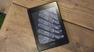 Le cornici di Kindle Paperwhite sono a livello con il suo schermo. (Immagine: TechRadar)