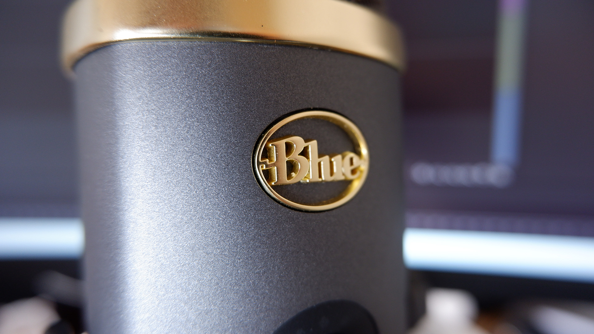 Mikrofon Blue Yeti X WoW Edition di atas meja.