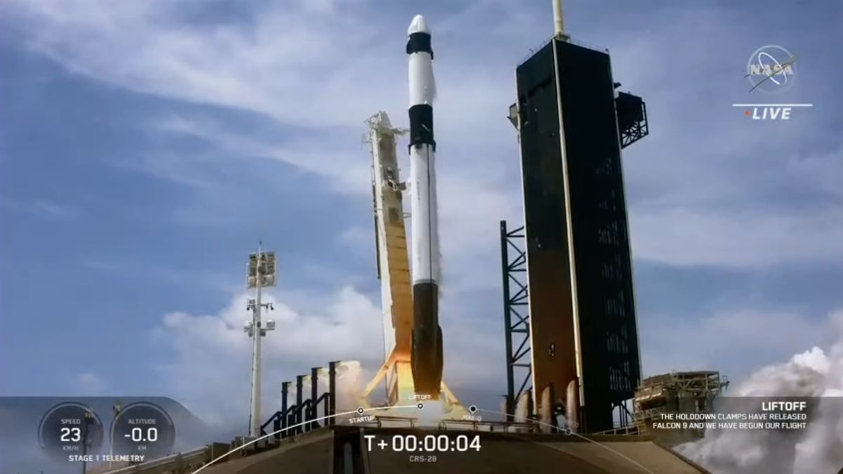 SpaceX lança uma cápsula de carga Dragon para uma estação espacial, um foguete terrestre no mar