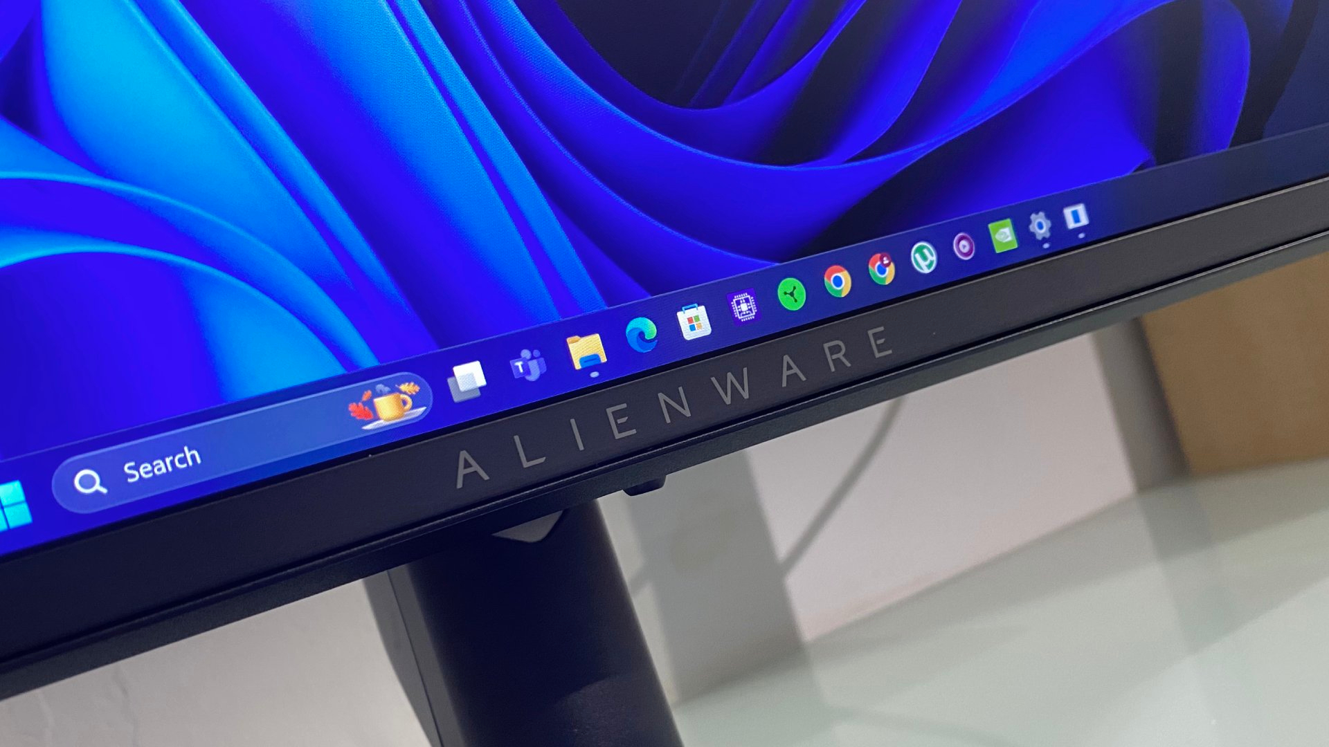 Logotipo del monitor Alienware AW2725QF en el borde inferior frontal