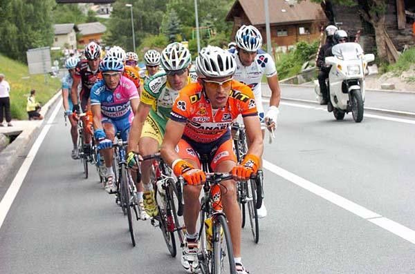 Luis Laverde (Ceramica Panaria-Navigare) does his share of the work in the break