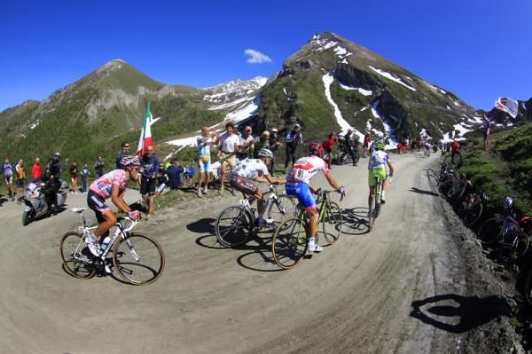 Contador's group ride up the Finestre