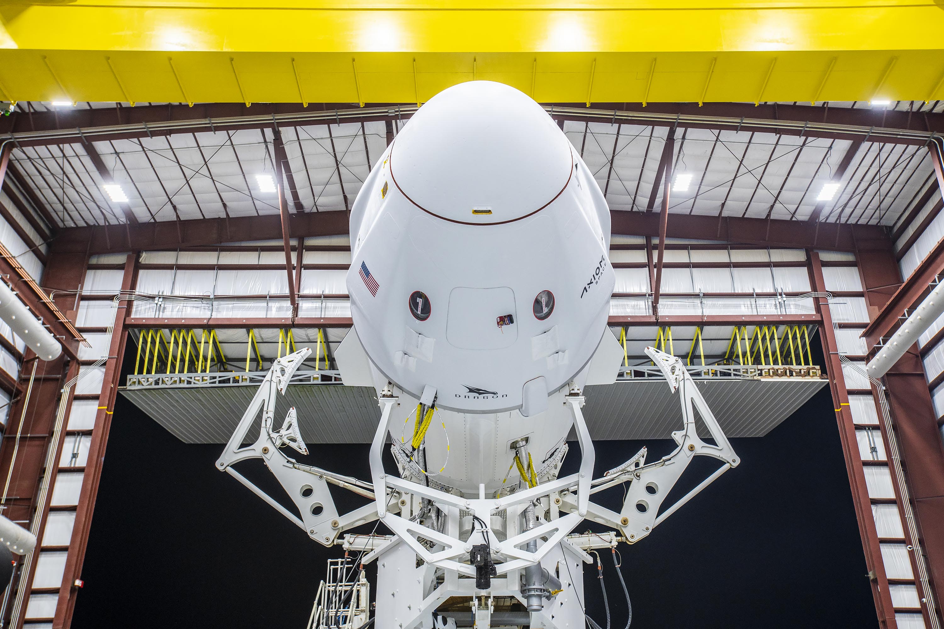 SpaceX przetoczył swoją rakietę Falcon 9 i kapsułę Dragon na platformę startową w Centrum Kosmicznym im. Kennedy'ego NASA 18 maja 2023 r., Przed planowanym na 21 maja startem specjalnej misji astronautów Ax-2.