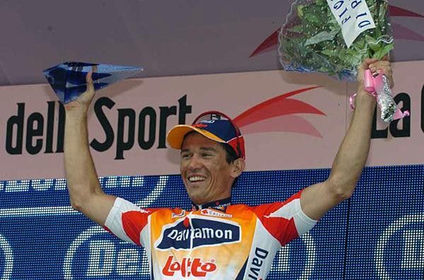 Robbie McEwen (Davitamon-Lotto) salutes with his trophies