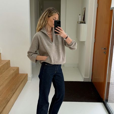 Influencer wearing a COS oatmeal pullvoer