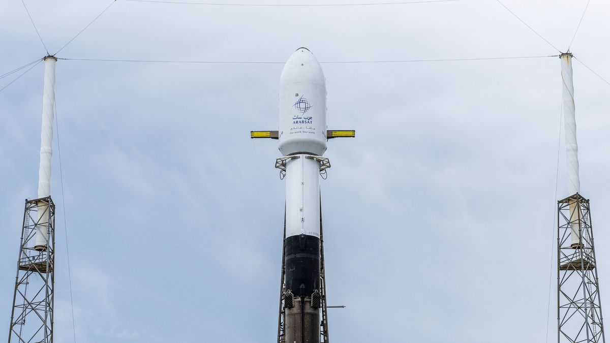 Zobacz, jak SpaceX wystrzeliwuje dużego satelitę na orbitę dziś wieczorem po opóźnieniu