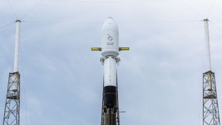 Szczyt rakiety SpaceX Falcon 9 z ładunkiem i zwęglonym pierwszym stopniem wzmacniacza użytego do wystrzelenia Arabsata Badr-8