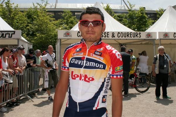 Freddy Rodriguez is acting as lead out man for Robbie McEwen (Davitamon Lotto)