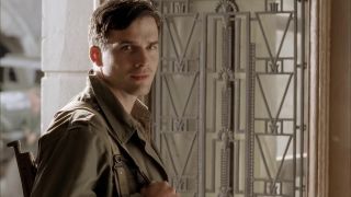 Matthew Settle looking offscreen in Band of Brothers