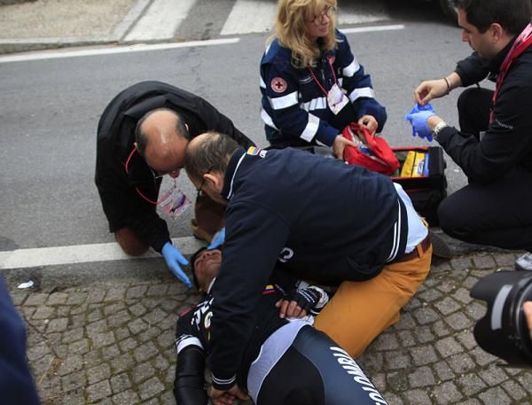 Carlos Quintero (Colombia Coldeportes) is treated after crashing and breaking his collarbone