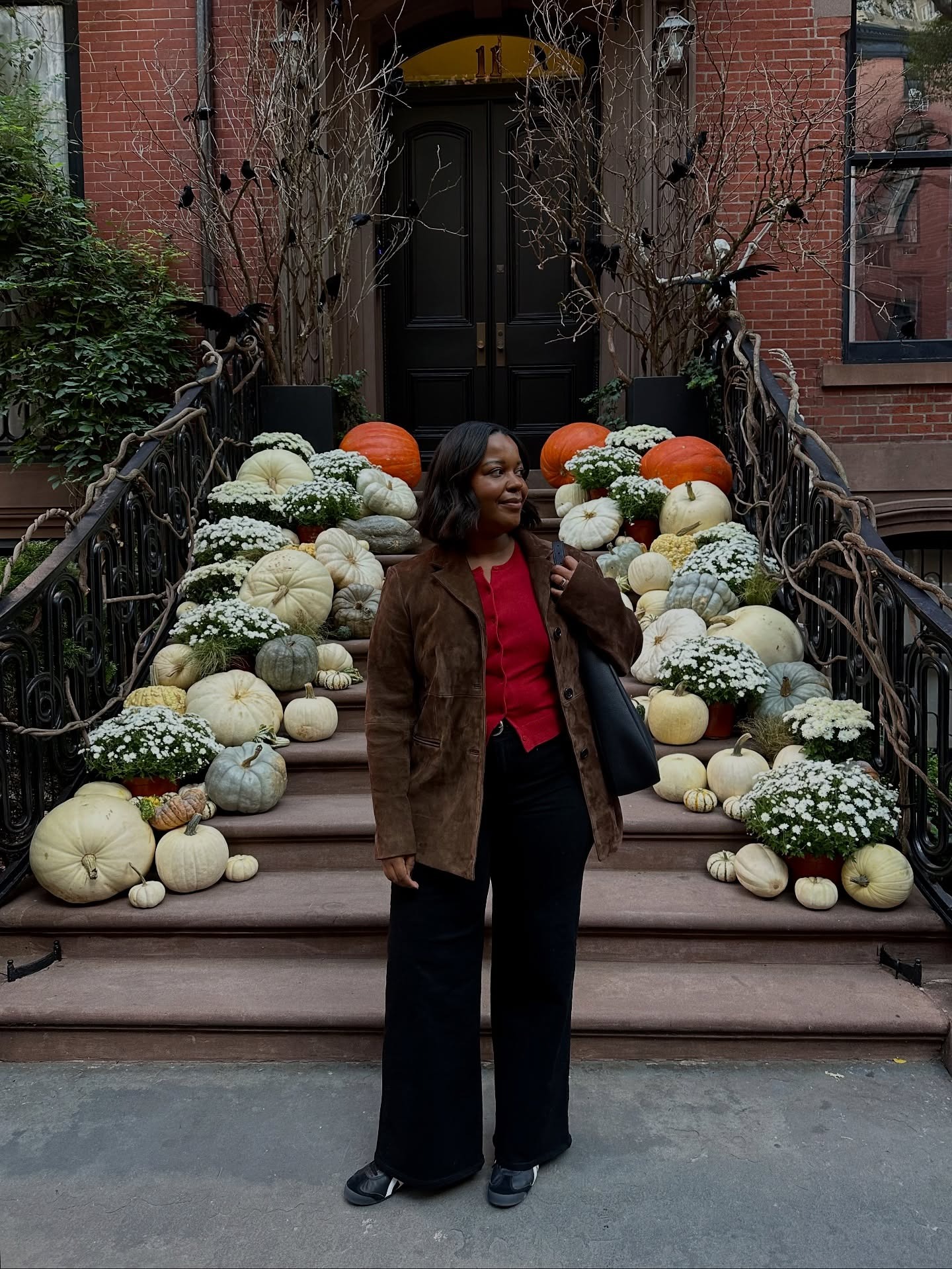 Fashion person Karina @styleidealist wears a shoe to wear with baggy jeans. She wears black trainers and black jeans.