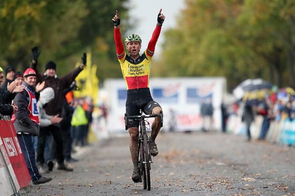 Belgian champion Sven Nys (Landbouwkrediet-Euphony) all alone on the finishing straight.