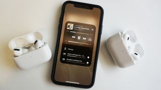 Un iPhone con dos AirPods uno al lado del otro