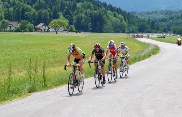 The break works hard to gain an advantage early in the race.