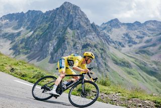 Picture by Alex WhiteheadSWpixcom 06072023 Cycling 2023 Tour de France Stage 6 Tarbes to CauteretsCambasque 1449km Jai Hindley of BORAhansgrohe in the yellow jersey descends the Col du Tourmalet