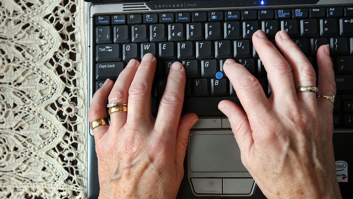 pensioner_uses_a_laptop.jpg