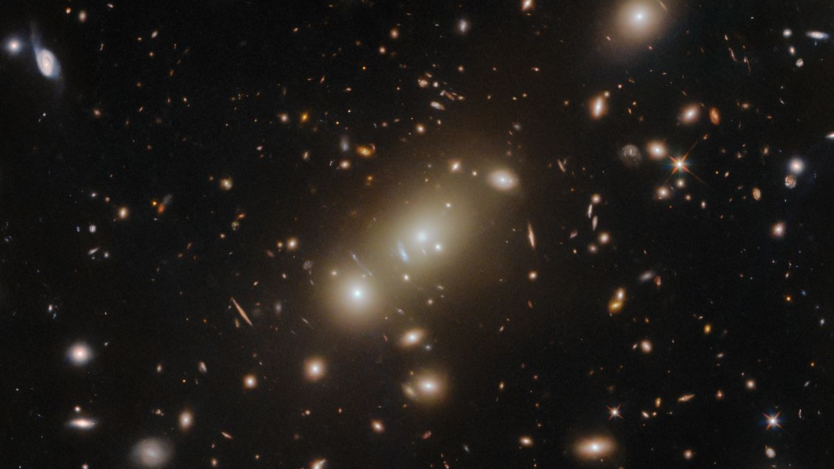 Hubble ve cúmulos de galaxias, algunas de las cuales están deformadas gravitacionalmente