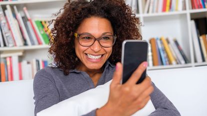 Woman looking at her phone © Getty Images/iStockphoto