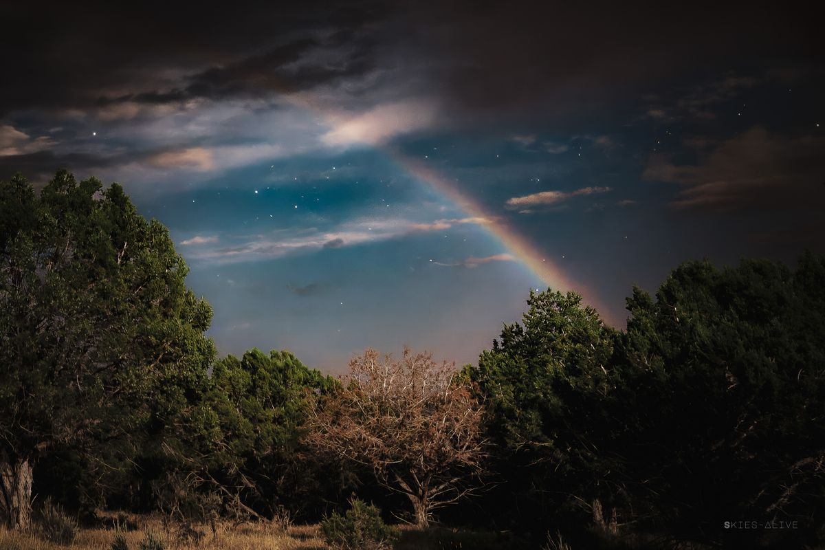 Photographer captures rare double 'moonbow' ahead of Supermoon Blue ...