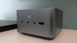 Anser Prime Docking Station(14 in 1,8k,Thunderbolt 5),在黑色筆記本電腦旁邊的辦公室,背景為綠牆