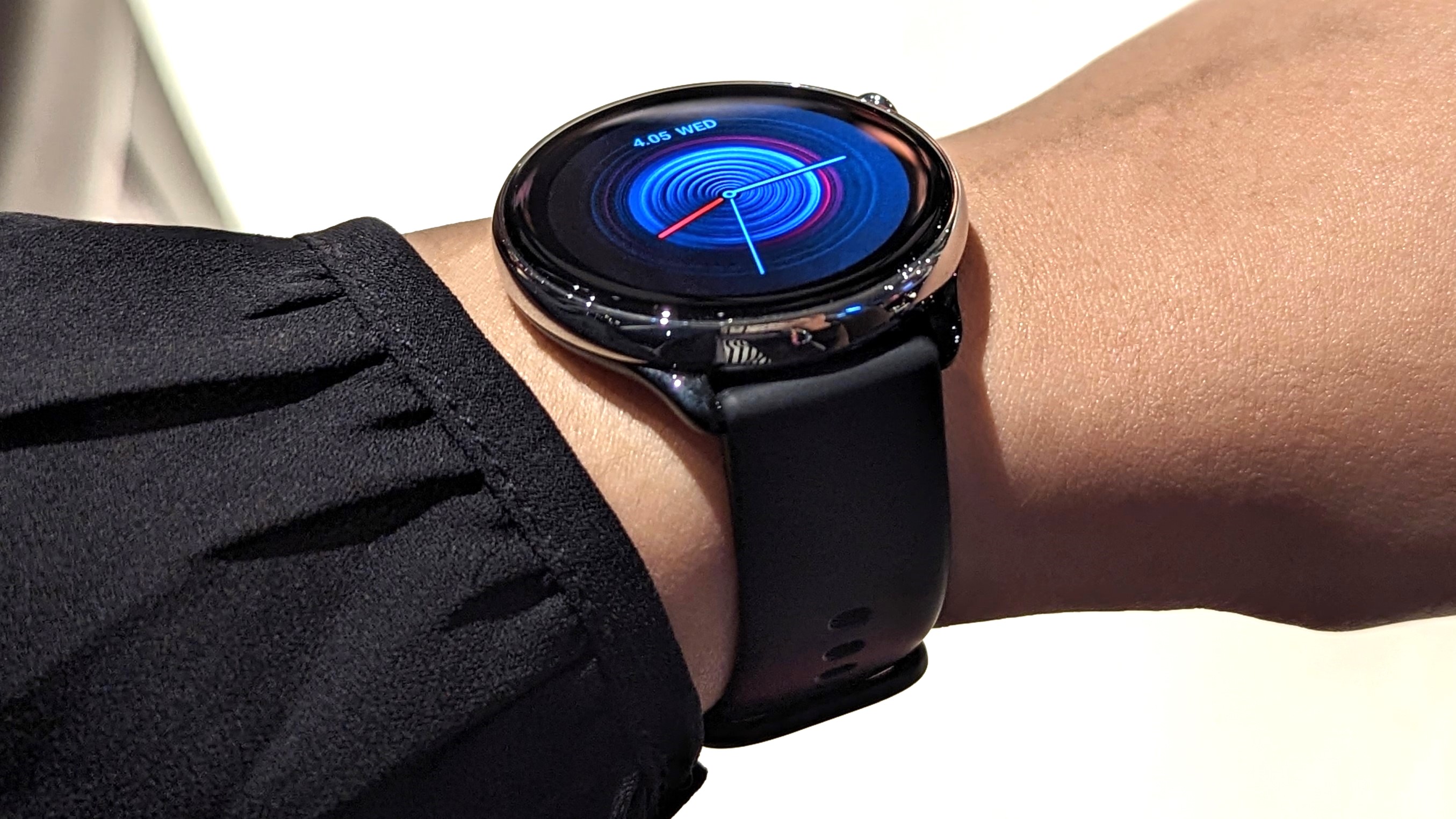 Amazfit GTR Mini smartwatch usado no pulso, exibindo um mostrador de relógio.