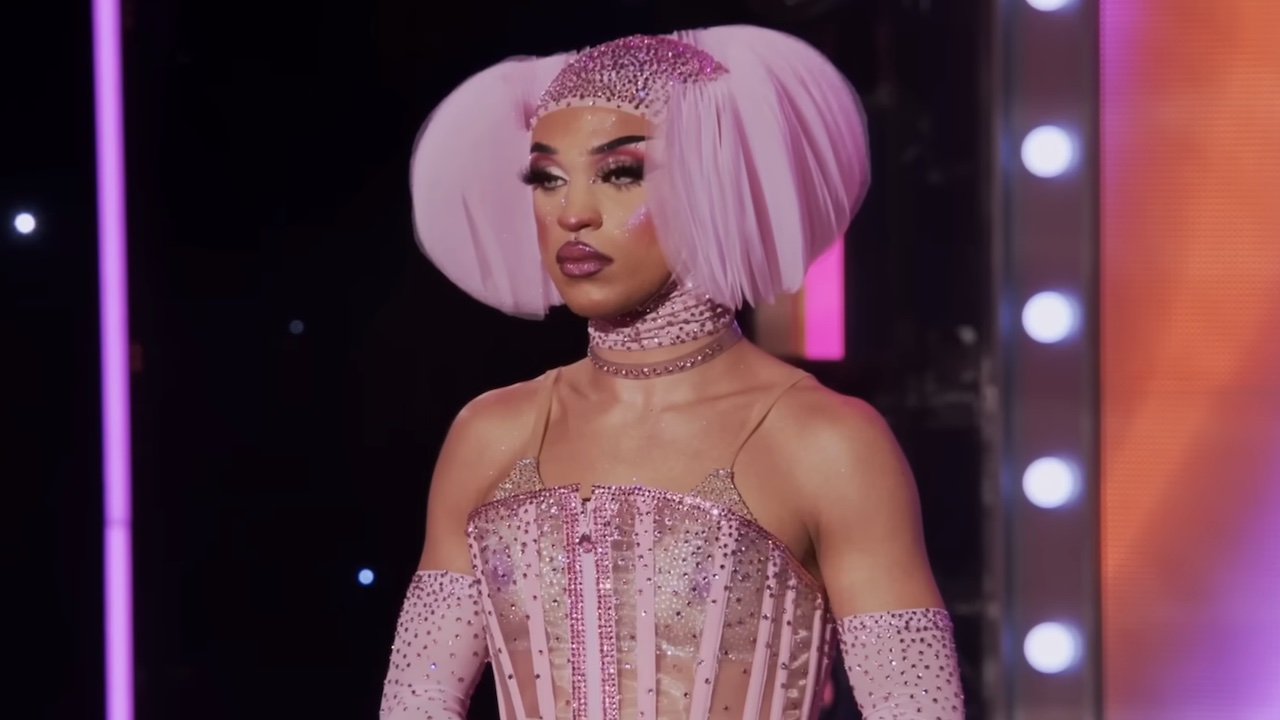 ドラッグ レース シーズン 18 で口パクの準備をしているジューシー ラブ。