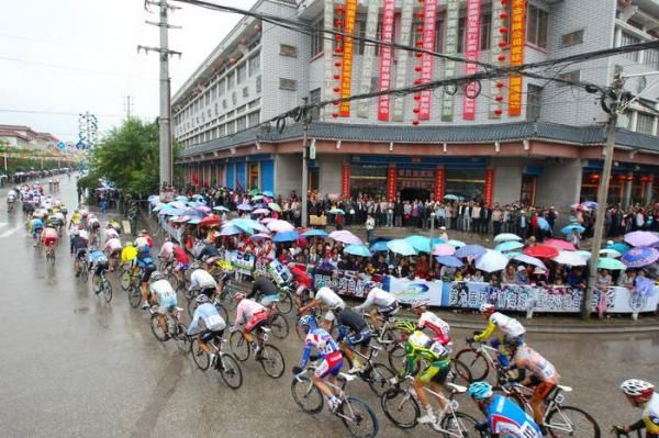 The peloton make their way around the six kilometre course.