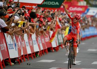 Vuelta a Espa&ntilde;a: Tadej Pogačar survives near-crash on descent for third victory of the race on stage 6