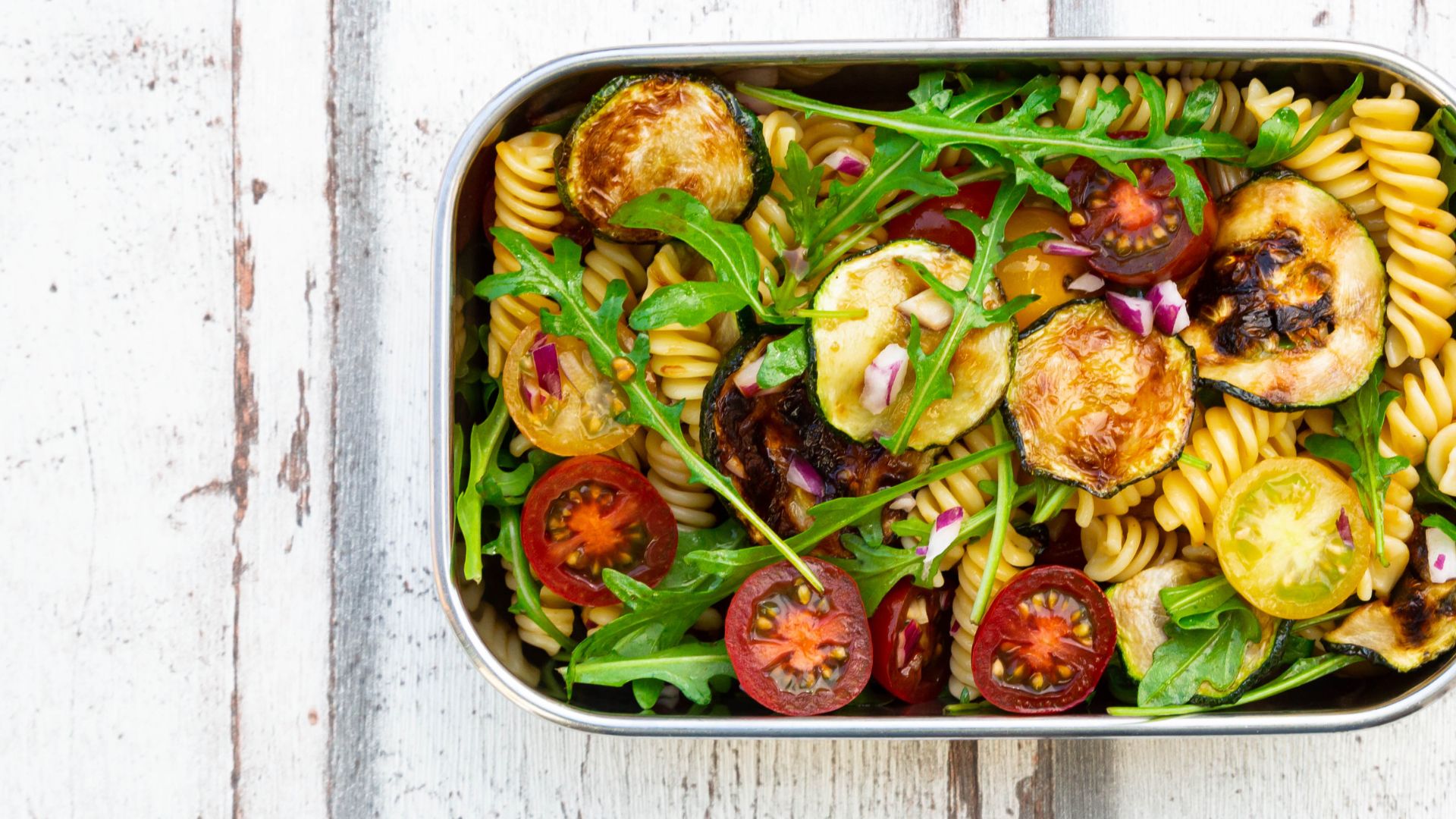 Aluminium lunchbox with pasta salad