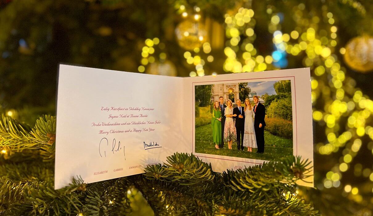 A lit tree with the Belgian royal family's card on it