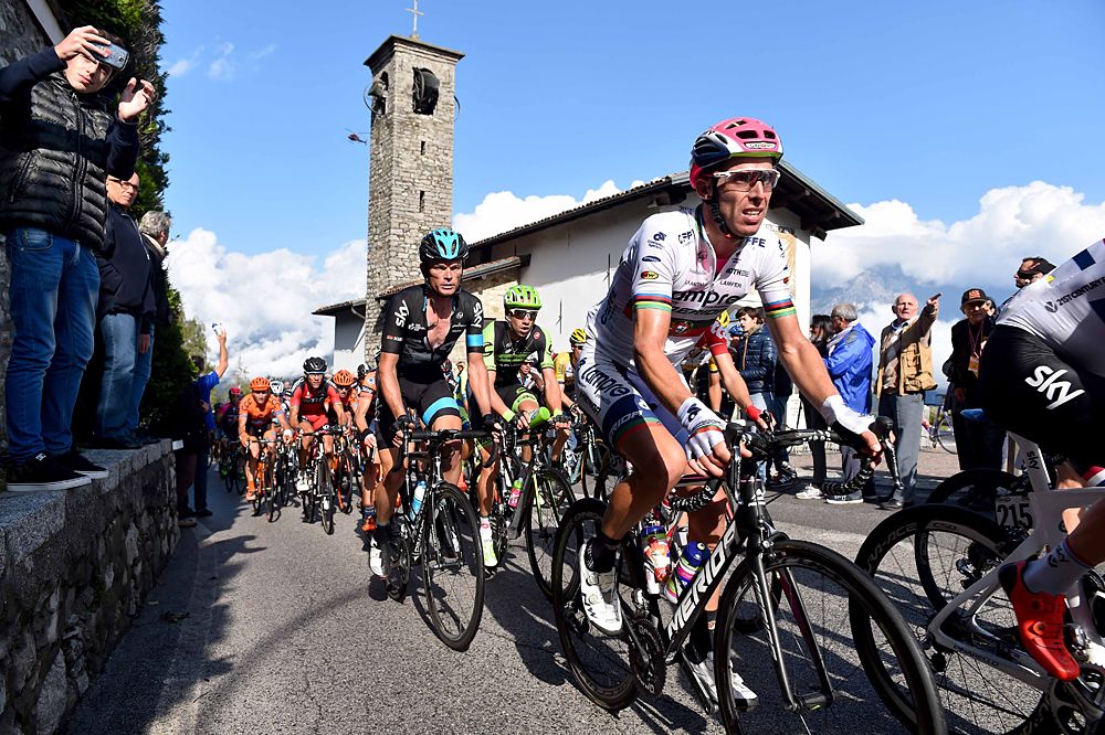 The peloton racing Il Lombardia