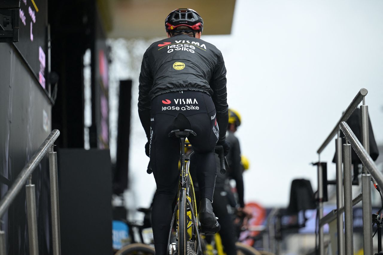 Jonas Vingegaard shot from behind at the start of Paris-Nice stage 4, showing the hole cut in his second pair of tights