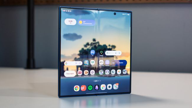 Все сначала: рекламная кампания складных устройств Samsung нуждается в вашей дедукции