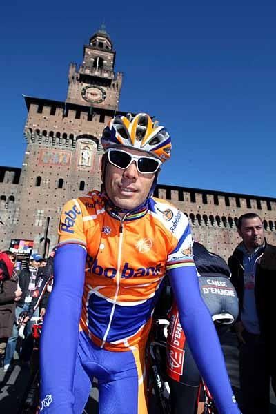 Oscar Freire (Rabobank) before the start and getting ready to defend his title.