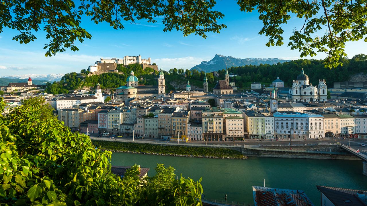 Sehensw&uuml;rdigkeiten Salzburg, Blick vom Kapuzinerberg auf die Salzburger Altstadt und auf die Festung Hohensalzburg, Untersberg im Hintergrund