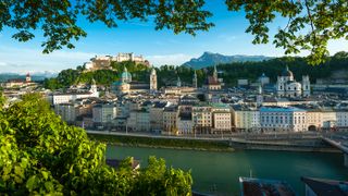 Sehenswürdigkeiten Salzburg, Blick vom Kapuzinerberg auf die Salzburger Altstadt und auf die Festung Hohensalzburg, Untersberg im Hintergrund