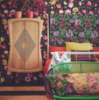 boho bedroom ideas with clashing floral patterns on the wall and bed