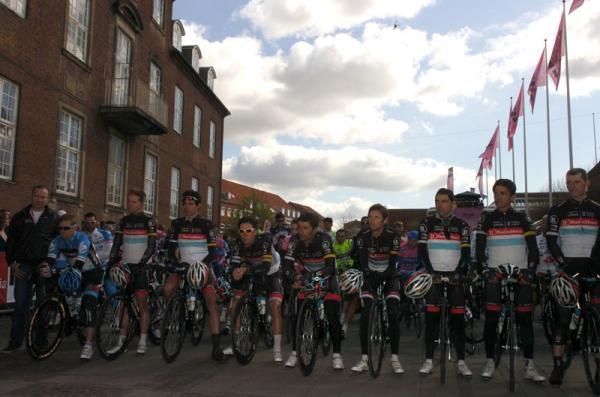The peloton pay tribute to Wouter Weylandt