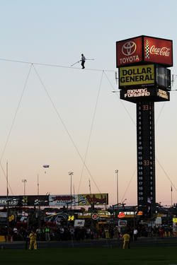 Nik Wallenda is going to tightrope walk between two Chicago skyscrapers on live TV