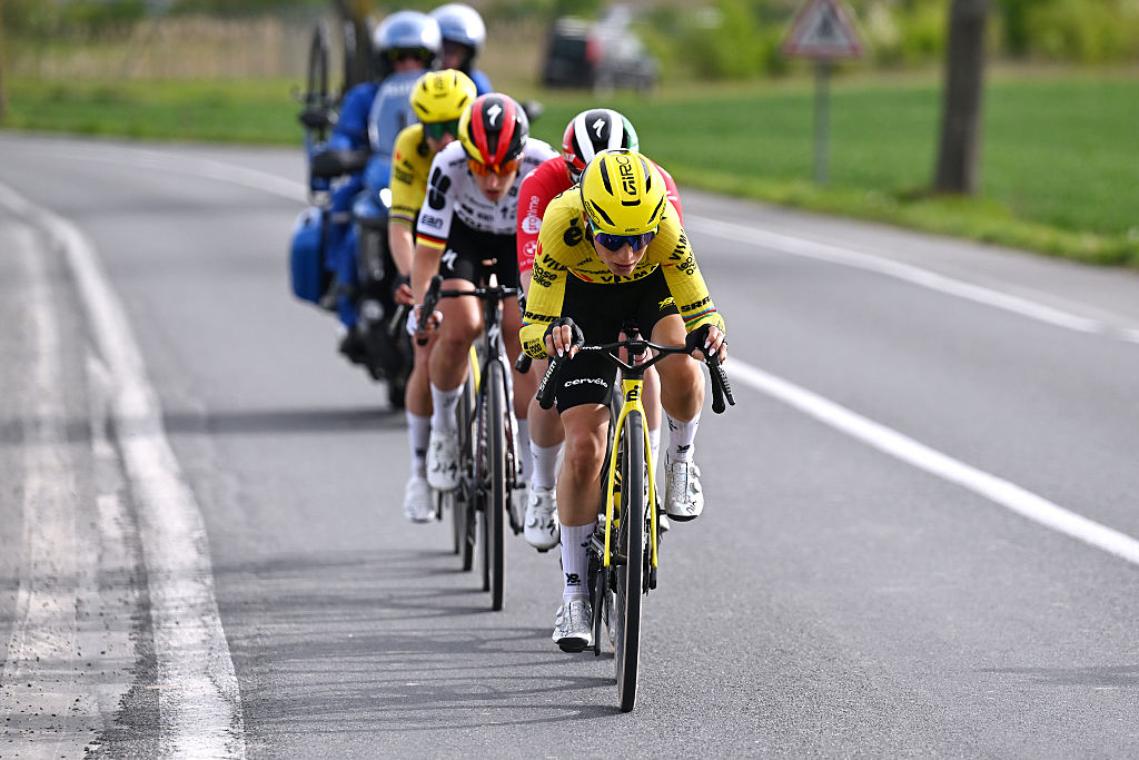 Paris-Roubaix Femmes LIVE: A four rider group now leads the race into the final 35km